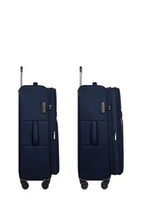 Valigia blu navy con superficie strutturata, due tasche frontali, doppia zip, manico retrattile e quattro ruote girevoli per un facile trasporto.