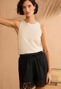 Love & Roses REGULAR FIT  - Šortky - black