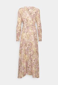 Robe maxi à manches longues avec un imprimé léopard abstrait rose, beige et noir et une ceinture en tissu assortie à la taille, vue de dos.