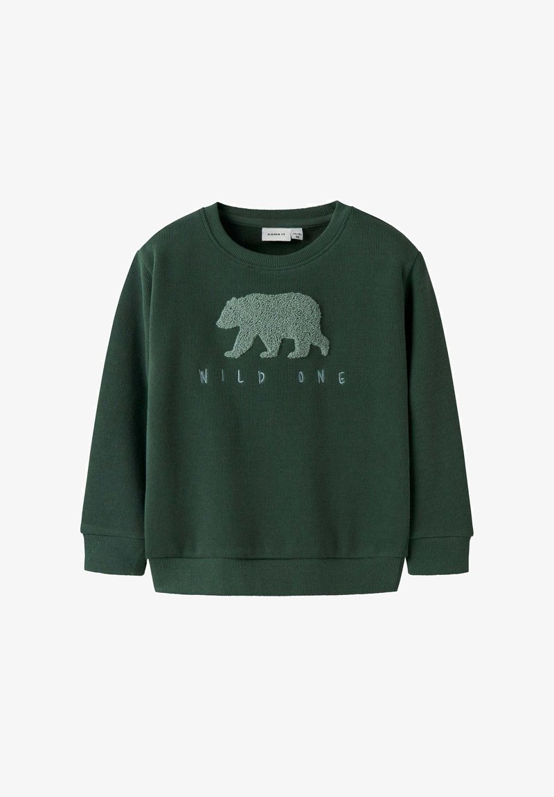 Felpa verde con texture a coste; presenta un design di un orso texturizzato e le parole "WILD ONE" in un font blu chiaro sottostante.