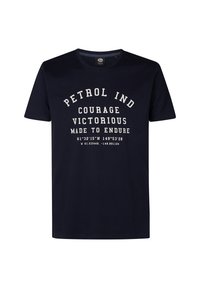 Camiseta de algodón azul marino con cuello redondo, mangas cortas y estampado blanco que dice "PETROL IND COURAGE VICTORIOUS MADE TO ENDURE."