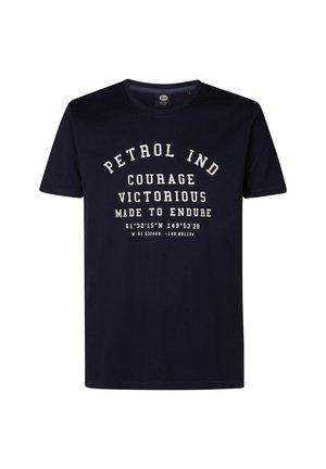 Tricou din bumbac de culoare bleumarin, cu guler rotund, mâneci scurte și imprimare albă care spune "PETROL IND COURAGE VICTORIOUS MADE TO ENDURE."