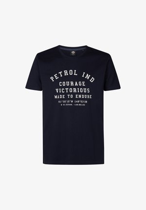 Tricou din bumbac de culoare bleumarin, cu guler rotund, mâneci scurte și imprimare albă care spune "PETROL IND COURAGE VICTORIOUS MADE TO ENDURE."