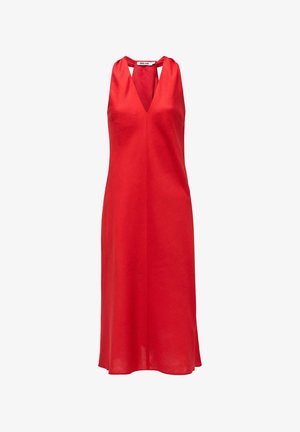 Vestido sin mangas rojo con escote en V, hecho de tela suave. Presenta un corte holgado y un dobladillo ligeramente acampanado. Sin patrones ni acentos visibles.