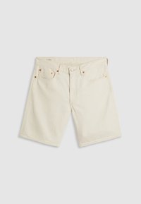 Short en jean écru avec bouton devant, fermeture éclair, passants de ceinture et cinq poches, posé à plat sur fond clair.