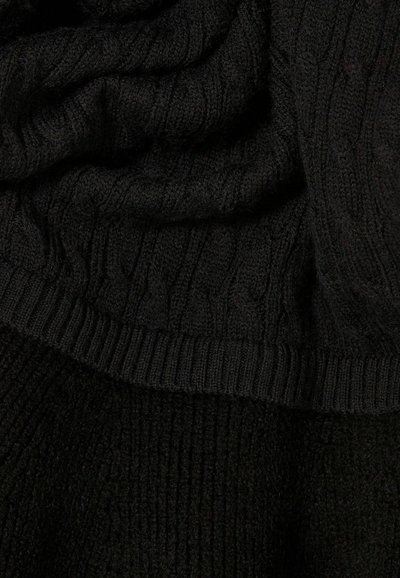 Maglione nero lavorato a maglia con texture a coste e variazioni nel motivo. Il tessuto appare morbido e spesso, con un design ripiegato sul colletto.