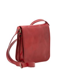 Borsa a tracolla in pelle rossa con forma rettangolare piatta, texture liscia e una tracolla sottile regolabile. Presenta accenti hardware minimi.
