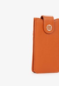 Custodia per telefono in pelle arancione con chiusura a scatto, logo dorato impresso, forma rettangolare elegante e superficie texture.