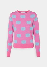 Pull en tricot rose avec des motifs de bulles de dialogue bleu clair, col rond et poche à l'avant. Texture douce et coupe ajustée.