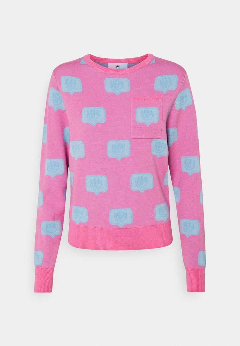 Pull en tricot rose avec des motifs de bulles de dialogue bleu clair, col rond et poche à l'avant. Texture douce et coupe ajustée.