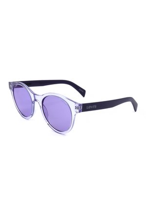 Occhiali da sole rotondi trasparenti viola con asticelle nere e logo Levi's sulle aste, mostrati inclinati su sfondo bianco.