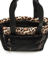 Borsa a tracolla nera con un top pieghevole a stampa leopardata. Presenta cerniere nere, un tessuto resistente e una tasca laterale con un tirante in oro.