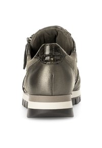 Donkergrijze leren schoen met een gestructureerde achterkant en glanzende accenten. Dikke witte tussenzool met een lichte verhoging en een zwarte rubberen zool. Eenvoudig ontwerp.
