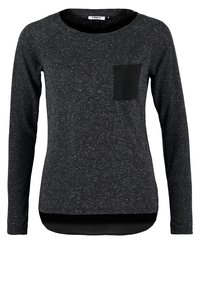 Schwarzes Langarmshirt aus strukturiertem Stoff, mit einer einfarbigen schwarzen Tasche auf der linken Brust und einem abgerundeten Saum.