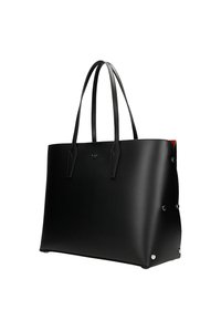 Černá kožená taška přes rameno s hladkým povrchem, dvěma dlouhými uchy a stříbrnými kovovými detaily po stranách. Interiér má kontrastní červenou podšívku.