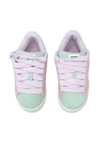 Pastelroze en mintgroene sneakers van getextureerd suede en glad leer. Voorzien van stoffen veters en een witte rubberen zool.