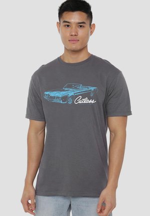 Graues Baumwoll-T-Shirt mit einem blauen Grafikdesign eines Cabrios und dem Text "Cutlass" in einer Schreibschrift. Kurzärmlig und mit Rundhalsausschnitt.