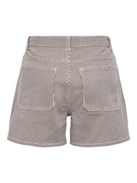 Short en denim rayé verticalement marron et blanc avec deux poches arrière et passants de ceinture, vu de dos.