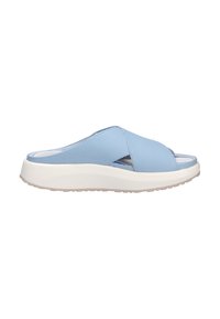 Chancla de color azul claro con parte superior texturizada, diseño cruzado, suela blanca gruesa y estilo de punta abierta.