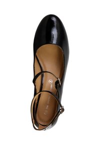 Scarpa in pelle verniciata nera con punta arrotondata, cinturino alla caviglia e soletta imbottita. L'interno presenta una fodera color beige e un sottile dettaglio del logo.