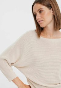 Hellbeige, locker sitzender Strickpullover mit weiter Bootsausschnitt und Dreiviertelärmeln, der ein strukturiertes Rippmuster aufweist.