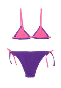 Triangolo bikini top in rosa e viola con tessuto testurizzato; il fondo presenta lacci regolabili e una texture simile in viola.
