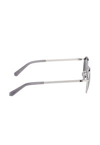 Sonnenbrille mit grauen getönten Gläsern, dünnem silbernem Metallrahmen und flexiblen grauen Bügeln. Auffälliges Scharnierdesign für mehr Komfort.