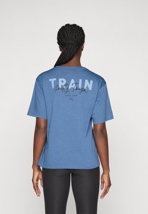 Camiseta de manga corta azul con la palabra "TRAIN" en letras grandes y "Pretty Tough" en cursiva en la parte posterior. Tejido suave con un corte relajado.