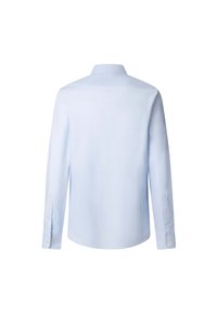 Camisa de manga larga azul claro con collar clásico, puños de botón y un acabado suave y texturizado; cuenta con un pliegue en la parte posterior para un ajuste relajado.