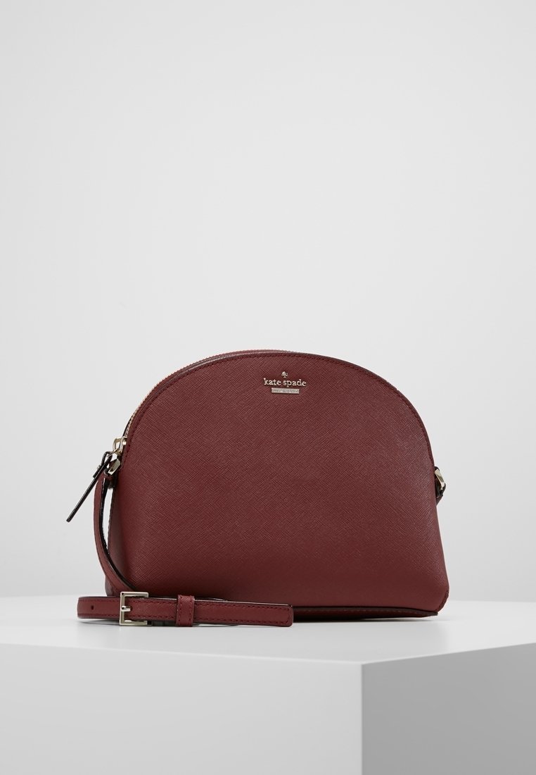 Burgunderfarbene Lederhandtasche mit abgerundetem oberen Teil, goldener Hardware und einem abnehmbaren Riemen. Verfügt über eine strukturierte Oberfläche und ein Logodetail auf der Vorderseite.