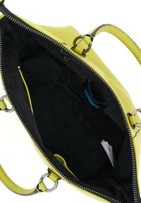Borsa a tracolla in pelle gialla con chiusura a zip, foderata in tessuto nero e accessori in metallo color argento. L'interno presenta una tasca e un ampio spazio.