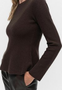 Brązowy sweter pleciony, z okrągłym dekoltem i długimi rękawami, z lekko rozkloszowanym dołem i teksturowanym materiałem.