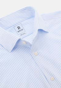 Lichtblauw gestreept overhemd met knopen, gemaakt van jersey-stof. Heeft een klassieke kraag en witte knopen met een label dat "B Boggi Jersey" leest.
