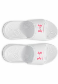 Hvide slidesandaler med en tekstureret gummisål, der har et pink Under Armour-logo på stroppen. Glat overflade og åben tå-design.