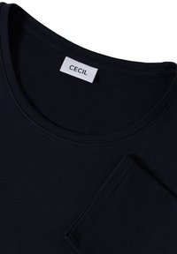 Marineblaues Baumwoll-T-Shirt mit rundem Ausschnitt und kurzen Ärmeln; verfügt über ein weißes Etikett mit dem eingewebten Schriftzug "CECIL". Glatte Textur, klassisches Design.