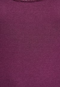Tessuto a coste bordeaux con una consistenza morbida e un design leggermente elastico, dotato di un collo rotondo e dettagli sottili.