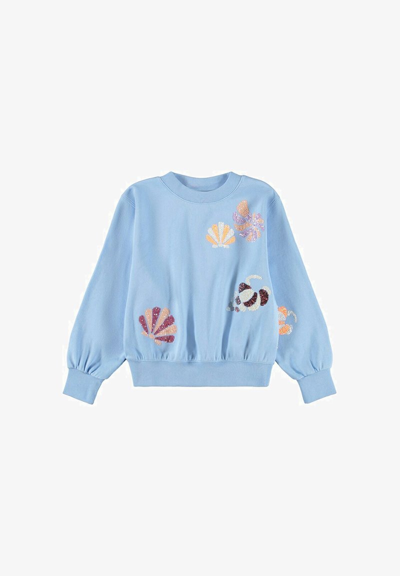 Lichtblauwe trui met lange mouwen en meerkleurige pailletten zeeschelpenontwerpen op de voorkant en mouwen.