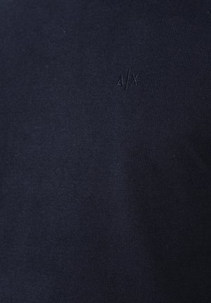 T-shirt in cotone blu navy con un sottile logo "A/X" ricamato in leggero rilievo. Texture liscia, design classico con collo rotondo.