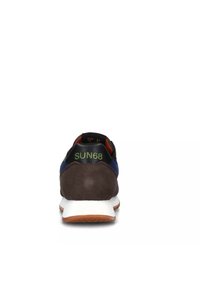 Scarpa sportiva da uomo, upper in suede marrone, accenti blu e suola intermedia bianca. Logo verde "SUN68" sul tallone, suola in gomma con motivo antiscivolo.