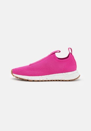 Baskets slip-on tricotées rose vif avec semelle blanche mouchetée et semelle extérieure texturée marron, avec languettes sur la languette et le talon.