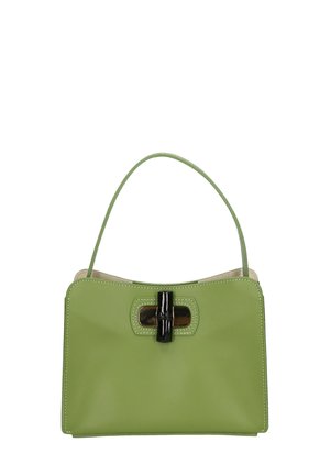 Sac à main en cuir vert avec un design structuré, présentant un fermoir noir, une anse courte et des coutures contrastantes le long des bords.