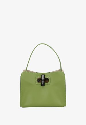 Sac à main en cuir vert avec un design structuré, présentant un fermoir noir, une anse courte et des coutures contrastantes le long des bords.