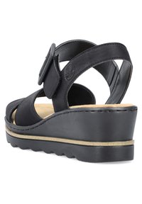 Zwarte wedge sandalen met een open te ontwerp, voorzien van een brede band met een drukknoop en een textuurzool voor grip.