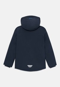 Marineblauer wasserdichter Anorak mit Kapuze, charakterisiert durch einen geschwungenen Saum und einem weißen geometrischen Logo auf der Rückseite nahe dem Saum. Glatte Stoffoberfläche.