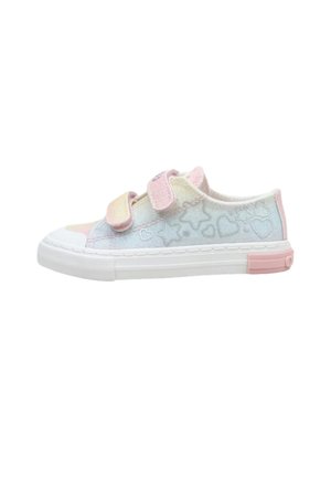 Zapatilla de niño en tonos pastel con estampados de corazones y estrellas, dos tiras rosas de velcro y suela de goma blanca con detalle rosa en el talón.