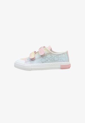 Zapatilla de niño en tonos pastel con estampados de corazones y estrellas, dos tiras rosas de velcro y suela de goma blanca con detalle rosa en el talón.