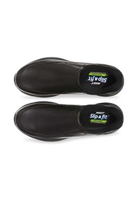 Czarne skórzane buty wsuwane o gładkiej fakturze, okrągłym nosku i wyściełanej wkładce. Wewnątrz mają oznaczenie "MBT Slip & Fit".