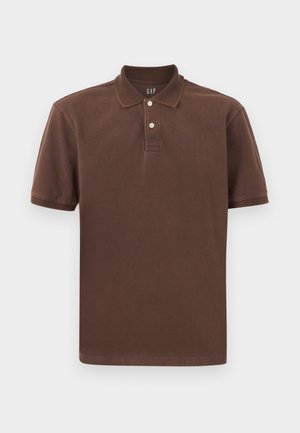 Brun bomullspolo med kort erme, tre knapper ved kragen og en rett skjæring. Har en myk og glatt tekstur.