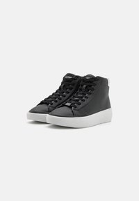 Svart högskurna sneakers gjorda av texturerat material med snörning och vit sula; har en liten logotyp på tungan.