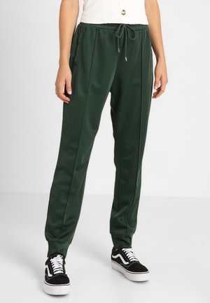 Groene polyester joggingbroek met een relaxte pasvorm, een trekkoord in de taille, zijzakken, taps toelopende boorden en subtiele plooien aan de voorkant.